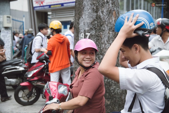 Toàn cảnh kỳ thi vào lớp 10 Phổ thông năng khiếu: Những nụ cười tươi rói của phụ huynh khi biết con làm được bài - Ảnh 23.