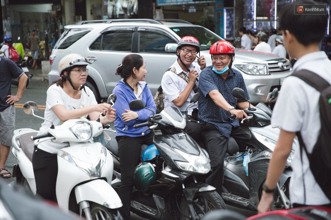 Toàn cảnh kỳ thi vào lớp 10 Phổ thông năng khiếu: Những nụ cười tươi rói của phụ huynh khi biết con làm được bài - Ảnh 24.