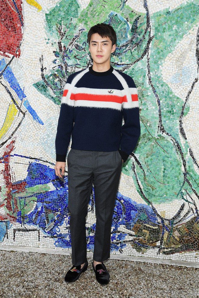 Năm thứ 2 liên tiếp Sehun (EXO) được Vogue vinh danh là người đàn ông phá đảo show Louis Vuitton - Ảnh 2.