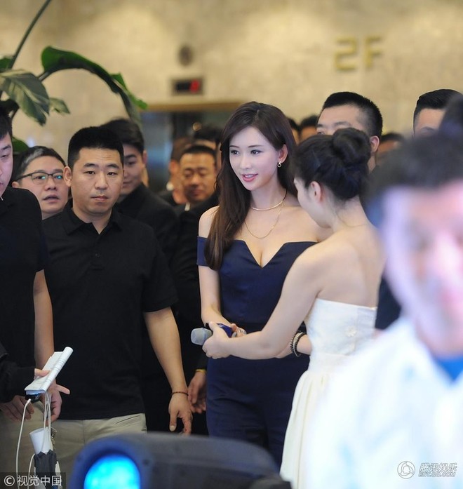 Khoe vòng một sexy, Lâm Chí Linh vẫn bị nữ nhân viên đứng cạnh áp đảo với làn da trắng mịn hơn hẳn - Ảnh 4.