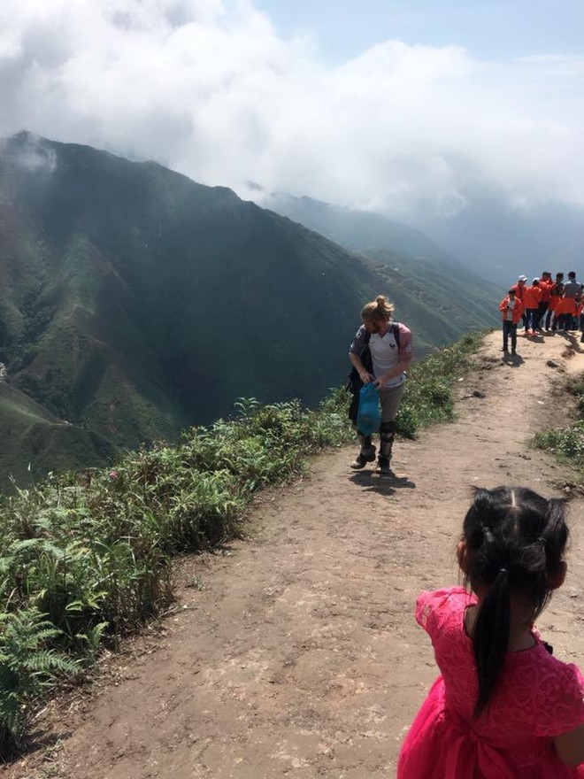 Anh T&acirc;y cần mẫn nhặt r&aacute;c ph&iacute;a sau nh&oacute;m bạn trẻ đang thả d&aacute;ng selfie tr&ecirc;n đỉnh T&agrave; X&ugrave;a - Ảnh 2.