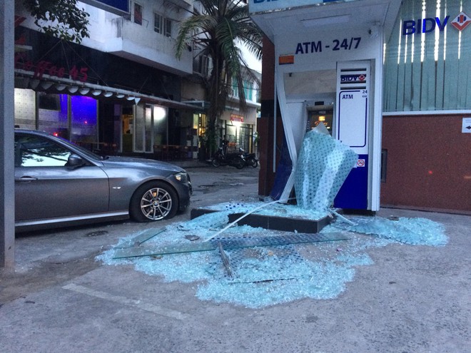 Xế hộp mất lái tông trụ ATM ở Sài Gòn, tài xế thoát chết lái xe chạy thẳng về nhà - Ảnh 1.