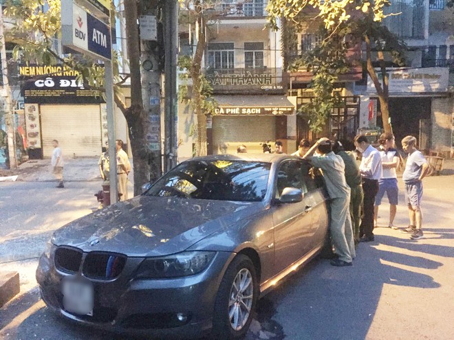 Xế hộp mất lái tông trụ ATM ở Sài Gòn, tài xế thoát chết lái xe chạy thẳng về nhà - Ảnh 2.