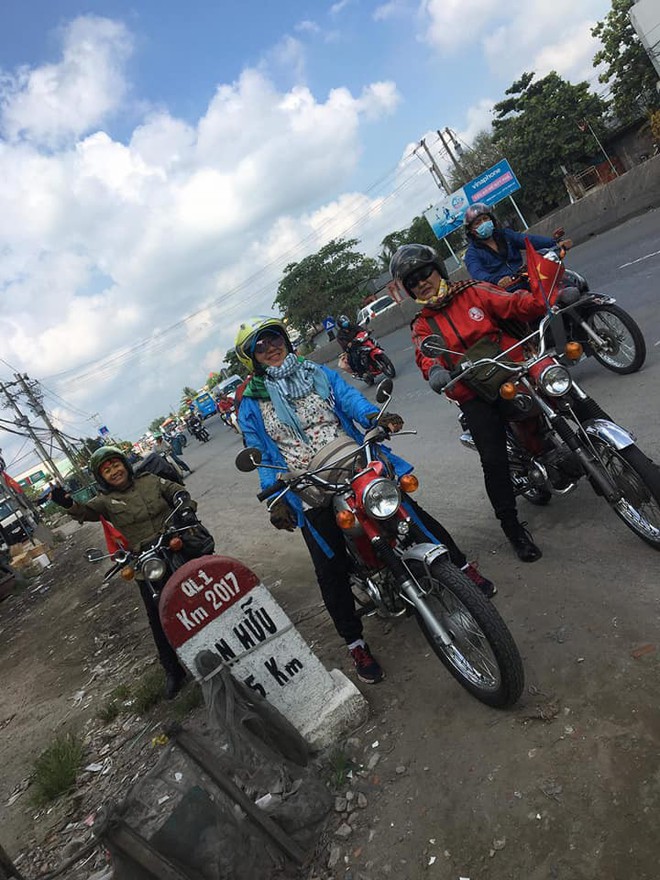 Nhóm phượt thủ toàn các bác gái trung niên chất lừ chạy xe cổ vòng quanh đất nước - Ảnh 7.