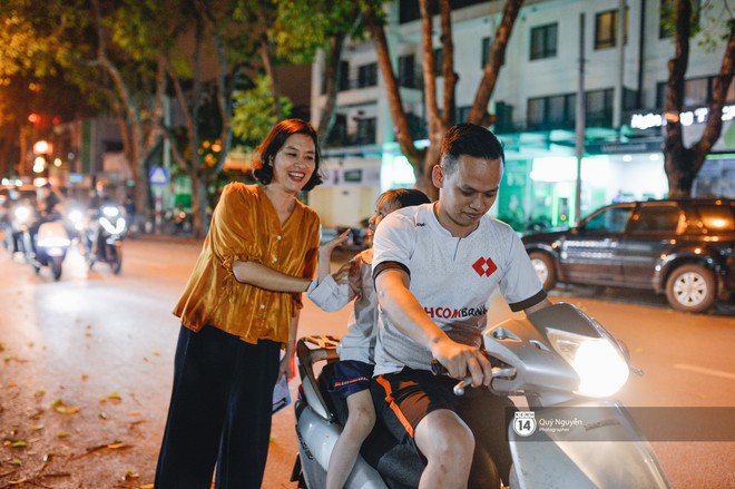 Cuộc sống hiện tại của Nguyệt trong Ph&iacute;a trước l&agrave; bầu trời: S&aacute;ng đi dạy m&uacute;a, tối về l&agrave;m chủ qu&aacute;n bia - Ảnh 11.