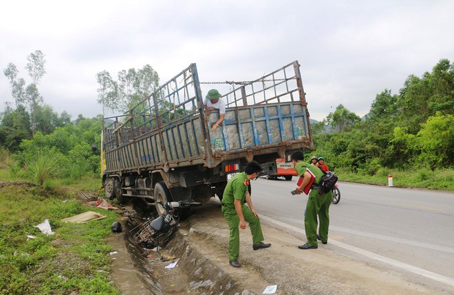 Xe tải xuống dốc bị mất l&aacute;i, h&uacute;c người đ&agrave;n &ocirc;ng đi xe m&aacute;y tử vong - Ảnh 1.