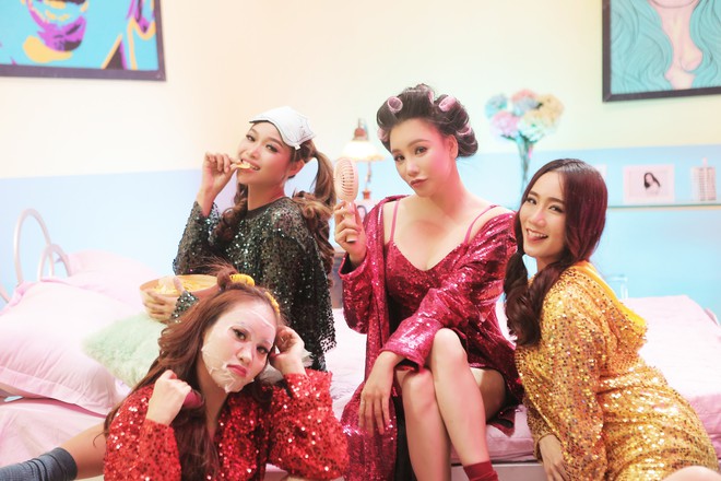 Hồ Quỳnh Hương ho&aacute; tắc k&egrave; hoa trẻ trung, nh&iacute; nhảnh trong teaser MV mới - Ảnh 2.