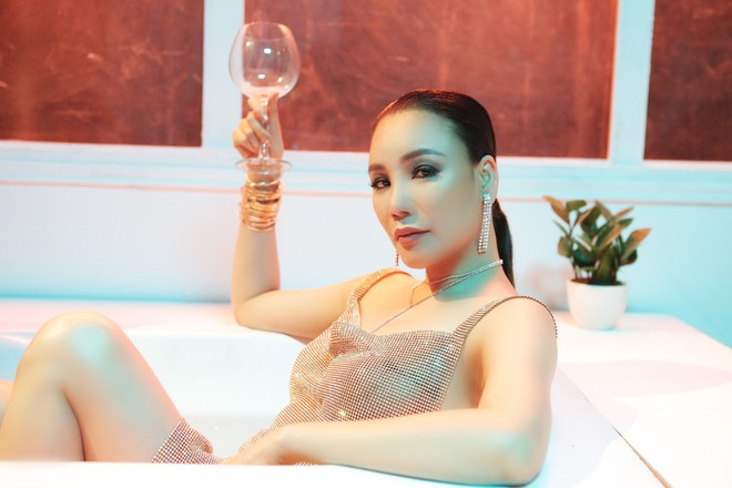 Hồ Quỳnh Hương ho&aacute; tắc k&egrave; hoa trẻ trung, nh&iacute; nhảnh trong teaser MV mới - Ảnh 4.