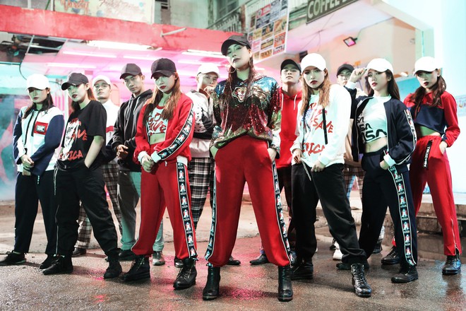Hồ Quỳnh Hương ho&aacute; tắc k&egrave; hoa trẻ trung, nh&iacute; nhảnh trong teaser MV mới - Ảnh 6.