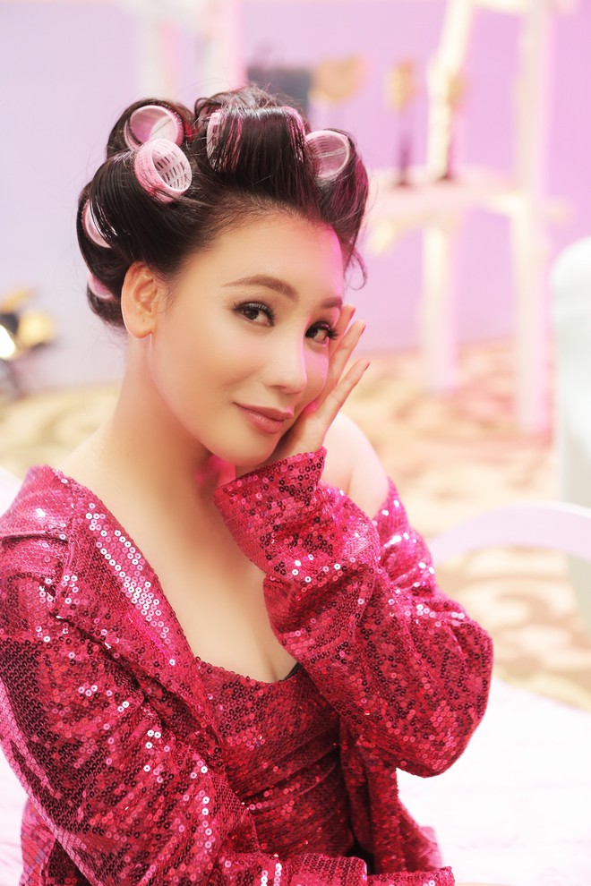 Hồ Quỳnh Hương ho&aacute; tắc k&egrave; hoa trẻ trung, nh&iacute; nhảnh trong teaser MV mới - Ảnh 3.