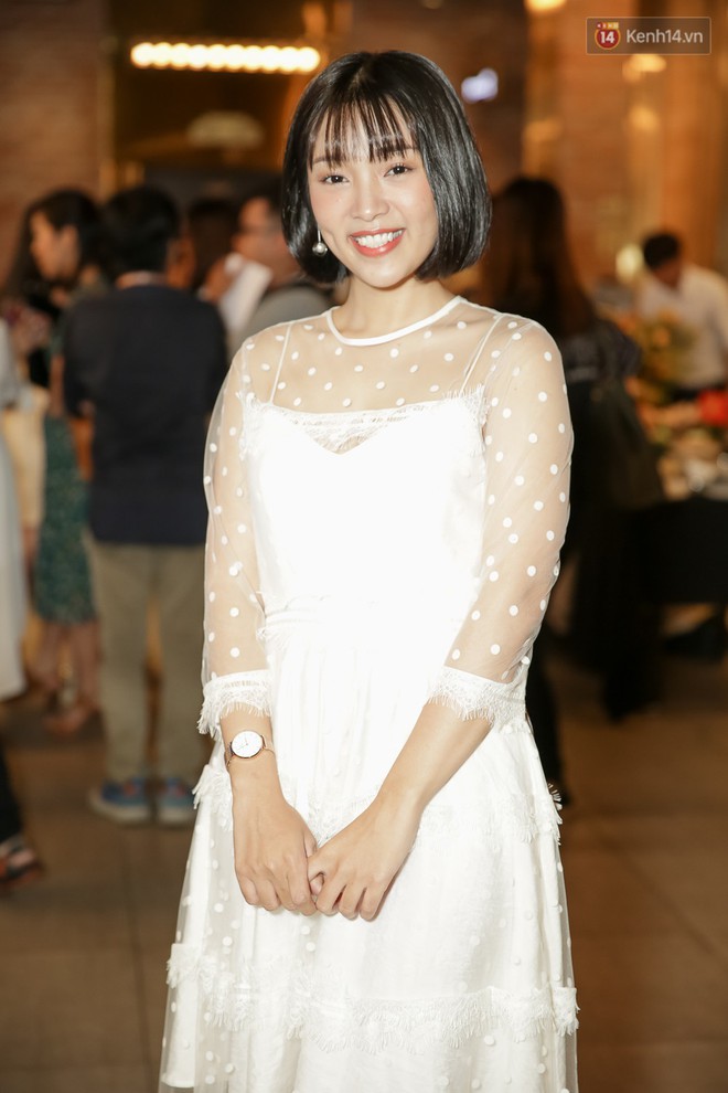 Trang Hý mặc đồ như quý bà sang chảnh, nổi bần bật giữa dàn diễn viên Em Gái Mưa - Ảnh 6.