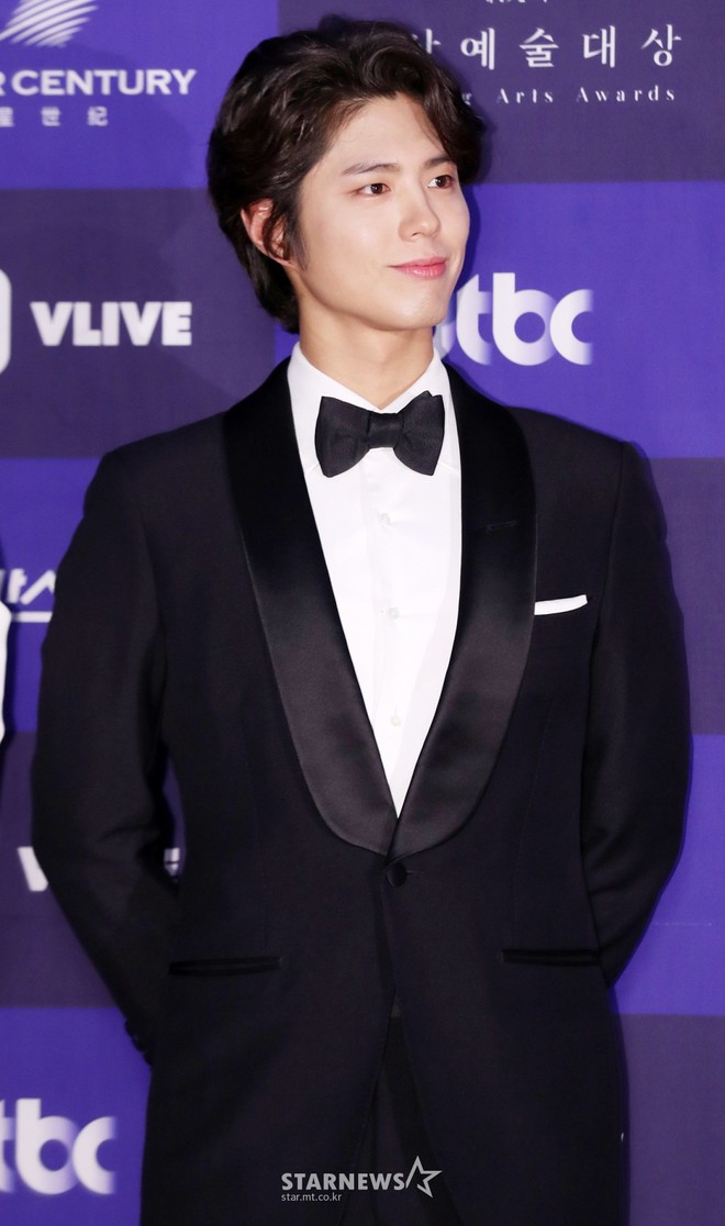 Thảm đỏ Baeksang 2018: Son Ye Jin v&agrave; Jung Hae In c&ocirc;ng khai nắm tay, đọ đẳng cấp với Suzy - Park Bo Gum c&ugrave;ng d&agrave;n si&ecirc;u sao - Ảnh 23.