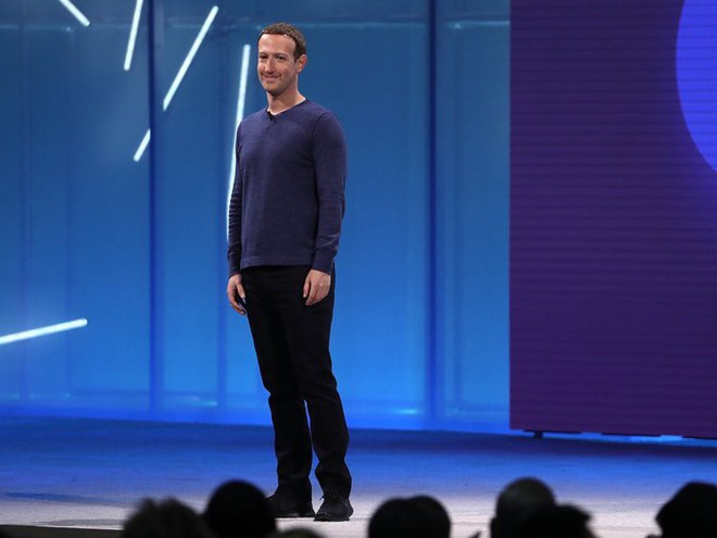 Sau 7 năm, cuối cùng Mark Zuckerberg cũng chịu thay combo áo xám-quần jeans thiếu muối huyền thoại - Ảnh 1.