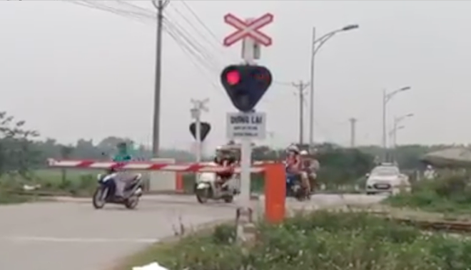 H&agrave; Nội: Nguy&ecirc;n một binh đo&agrave;n ninja rủ nhau vượt đường t&agrave;u, mặc kệ cảnh b&aacute;o - Ảnh 2.
