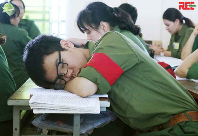 Nhìn những hình ảnh sinh viên vạ vật ngủ như thế này mới thấu nỗi khổ học quân sự vào mùa hè! - Ảnh 3.