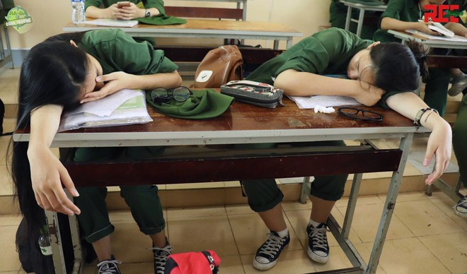 Nhìn những hình ảnh sinh viên vạ vật ngủ như thế này mới thấu nỗi khổ học quân sự vào mùa hè! - Ảnh 4.