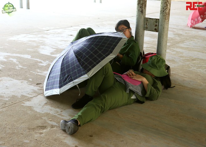 Nhìn những hình ảnh sinh viên vạ vật ngủ như thế này mới thấu nỗi khổ học quân sự vào mùa hè! - Ảnh 9.