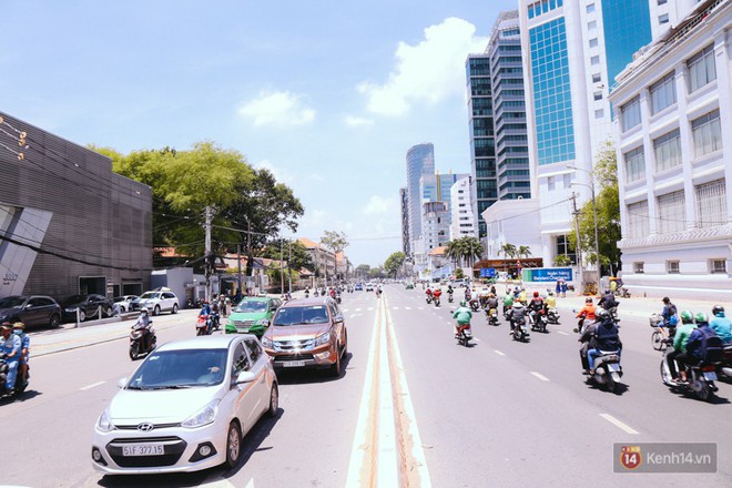 Chùm ảnh: Đường Tôn Đức Thắng trở nên lạ lẫm với người Sài Gòn sau khi hàng cây xanh biến mất hoàn toàn - Ảnh 4.