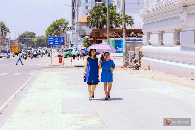 Chùm ảnh: Đường Tôn Đức Thắng trở nên lạ lẫm với người Sài Gòn sau khi hàng cây xanh biến mất hoàn toàn - Ảnh 8.
