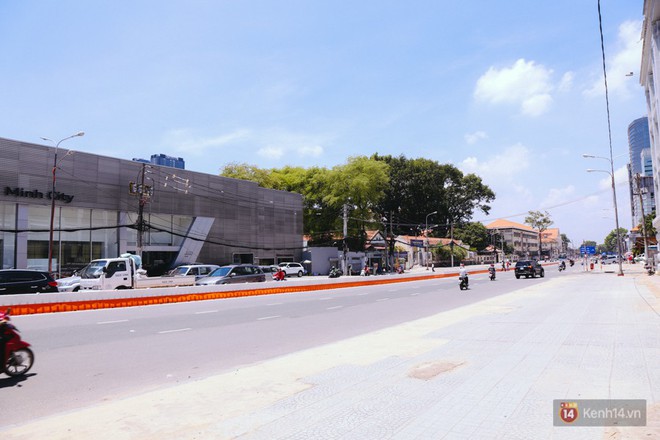 Chùm ảnh: Đường Tôn Đức Thắng trở nên lạ lẫm với người Sài Gòn sau khi hàng cây xanh biến mất hoàn toàn - Ảnh 4.