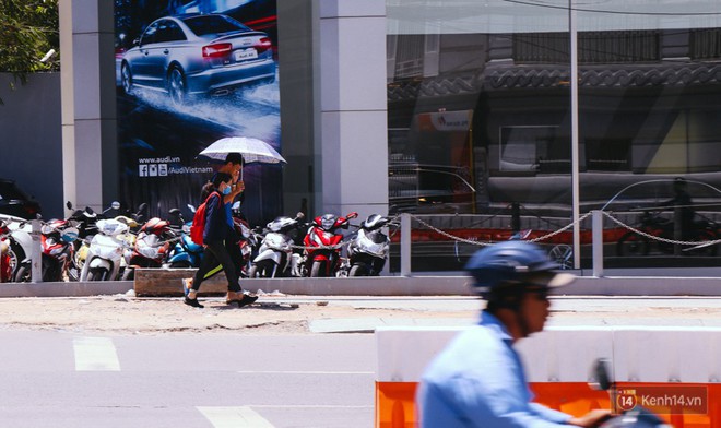 Chùm ảnh: Đường Tôn Đức Thắng trở nên lạ lẫm với người Sài Gòn sau khi hàng cây xanh biến mất hoàn toàn - Ảnh 8.