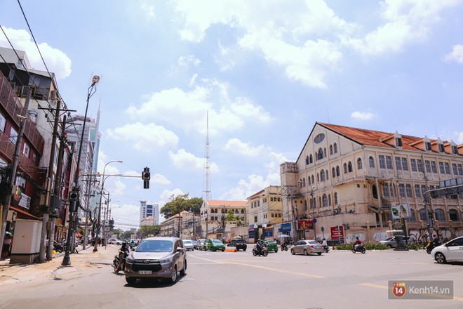 Chùm ảnh: Đường Tôn Đức Thắng trở nên lạ lẫm với người Sài Gòn sau khi hàng cây xanh biến mất hoàn toàn - Ảnh 4.