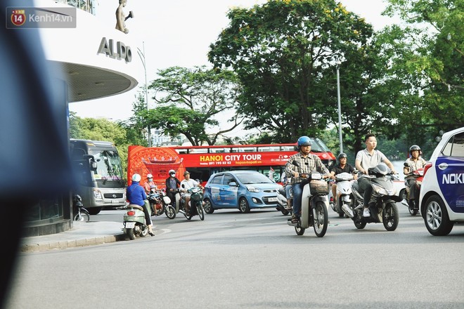 Trải nghiệm xe buýt 2 tầng mui trần ngắm Thủ đô Hà Nội từ trên cao: 300.000 đồng cho một vé liệu có đáng? - Ảnh 1.