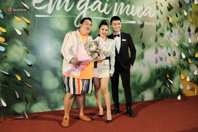 Trang H&yacute; tạo d&aacute;ng cực b&aacute; đạo cạnh d&agrave;n trai xinh, g&aacute;i đẹp đổ bộ thảm đỏ Em G&aacute;i Mưa - Ảnh 16.