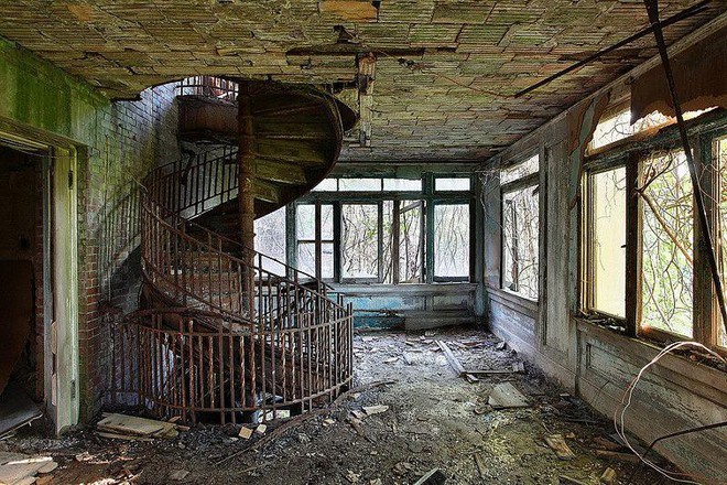 H&ograve;n đảo đ&aacute;ng sợ nhất trong lịch sử Mỹ: Chỉ c&aacute;ch th&agrave;nh phố New York v&agrave;i dặm, nơi giam giữ c&aacute;ch ly người mang bệnh dịch tới chết - Ảnh 11.