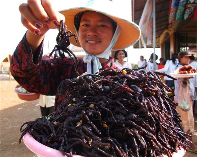 Rết rán Thanh Đảo, mọt cọ Châu Phi hay nhện chiên Campuchia - những món ăn nhìn thì phát sợ nhưng vẫn thành đặc sản của nhiều địa phương - Ảnh 6.