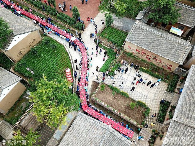 Hoa mắt chóng mặt với bữa tiệc ăn mừng gồm hơn 100 cặp sinh đôi tại Trung Quốc - Ảnh 9.