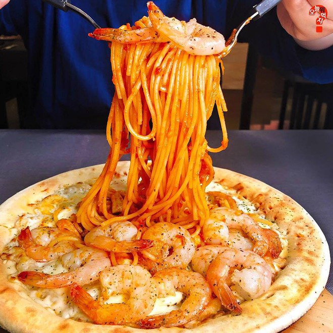 Chiếc pizza đ&aacute;nh lừa mọi &aacute;nh mắt nhưng c&oacute; phần nh&acirc;n v&ocirc; c&ugrave;ng tuyệt hảo - Ảnh 1.