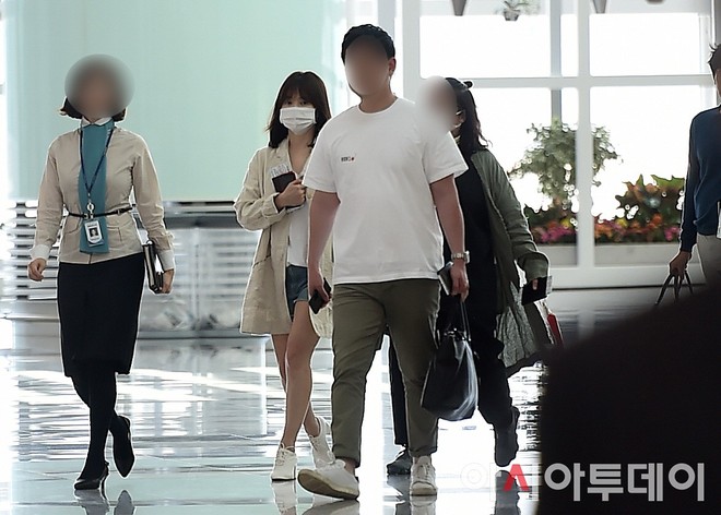 Đẳng cấp Song Hye Kyo: Ăn mặc lôi thôi mà vẫn đẹp, được cả đoàn vệ sĩ hộ tống như bà hoàng vì khiến sân bay vỡ trận - Ảnh 17.