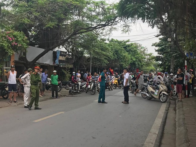 Hà Nội: Xe tải chạy lùi tông trúng xe máy khiến 3 người thương vong, người phụ nữ mang thai tháng thứ 8 sinh con tại hiện trường - Ảnh 2.