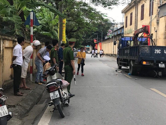 Hà Nội: Xe tải lùi cuốn xe máy vào gầm khiến 3 người thương vong, bà bầu 8 tháng tử vong sau khi sinh con tại hiện trường - Ảnh 1.