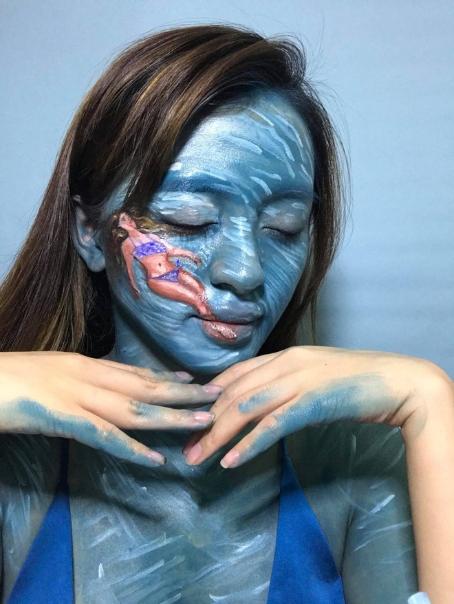 Ch&aacute;n make-up mặt, c&ocirc; n&agrave;ng mếch lu&ocirc;n to&agrave;n th&acirc;n rồi kh&oacute;c r&ograve;ng v&igrave; kh&ocirc;ng tẩy sạch nổi - Ảnh 1.
