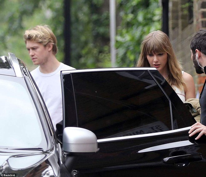 Bạn trai Taylor Swift nhăn nhó khó chịu khi hẹn hò cùng nữ ca sĩ trên phố - Ảnh 1.
