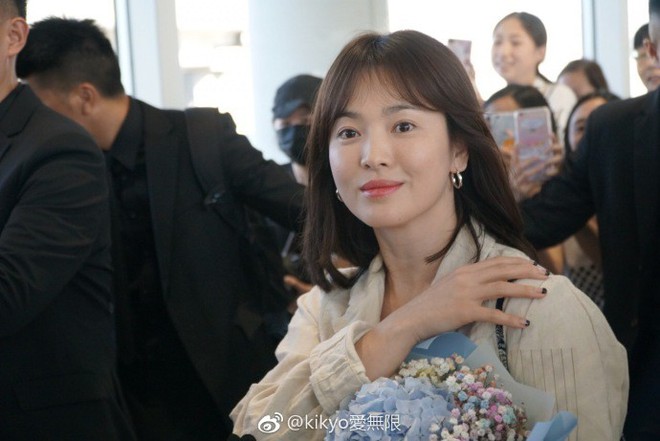 Đẳng cấp Song Hye Kyo: Ăn mặc lôi thôi mà vẫn đẹp, được cả đoàn vệ sĩ hộ tống như bà hoàng vì khiến sân bay vỡ trận - Ảnh 12.