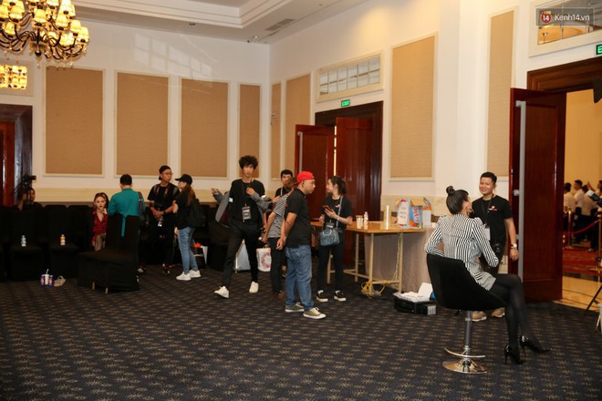 Đố bạn biết khoảng c&aacute;ch n&agrave;o l&agrave; xa nhất? C&oacute; phải khoảng c&aacute;ch giữa Ho&agrave;ng Yến v&agrave; Minh Hằng trong c&ugrave;ng một căn ph&ograve;ng kh&ocirc;ng? - Ảnh 3.