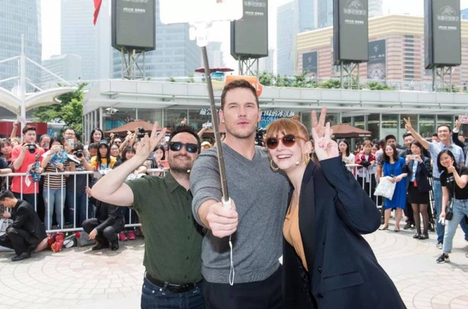 Trải nghiệm kinh dị bơi trong... bể nước tiểu của sao Jurassic World Chris Pratt - Ảnh 9.