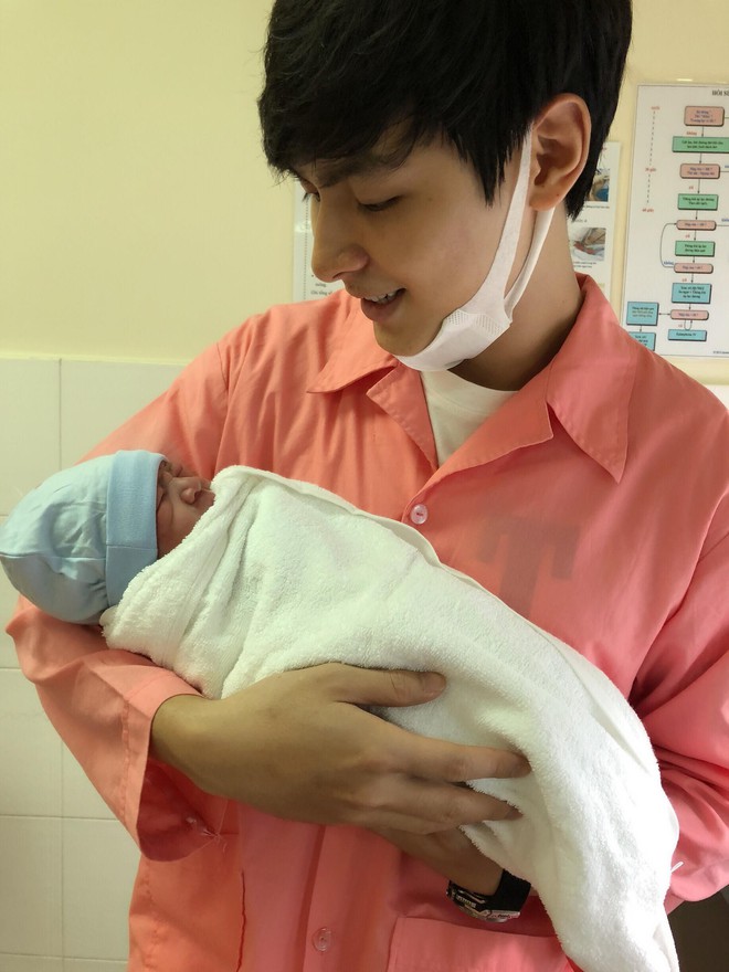 Jay Qu&acirc;n h&agrave;i hước n&oacute;i về cuộc sống sau khi được l&agrave;m bố: Phải chia sẻ vợ với người đ&agrave;n &ocirc;ng kh&aacute;c m&agrave; kh&ocirc;ng thể l&agrave;m g&igrave; - Ảnh 2.