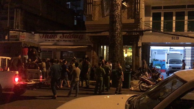 Cảnh sát bao vây nhà hàng thác loạn lúc rạng sáng ở trung tâm Sài Gòn  - Ảnh 1.