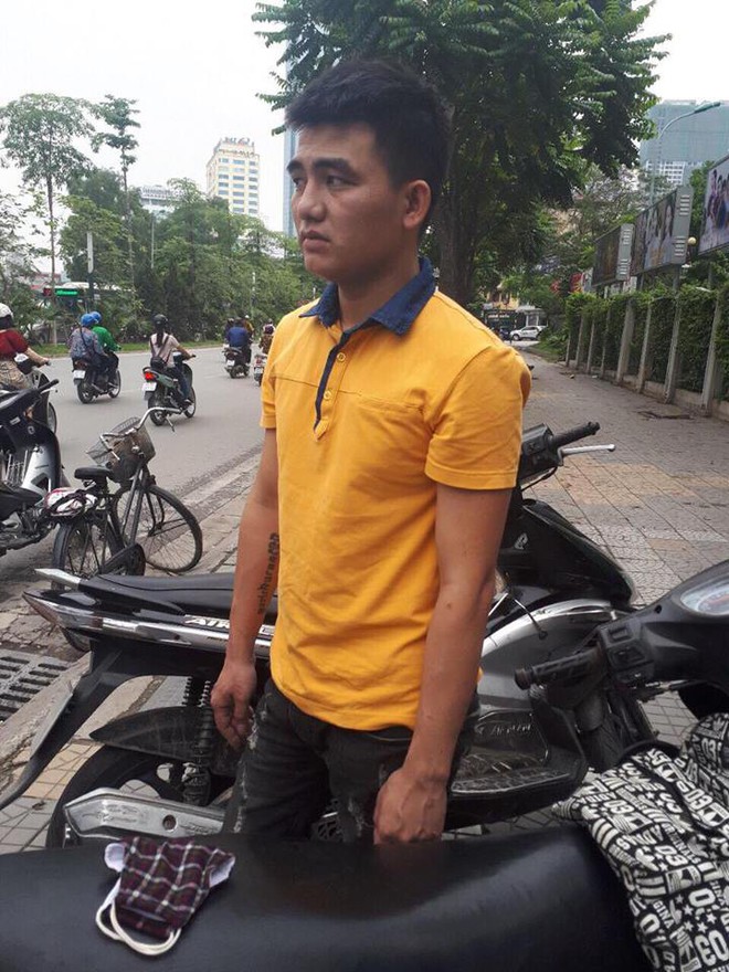 H&agrave; Nội: Nam t&agrave;i xế xe &ocirc;m truy đuổi, đạp ng&atilde; đối tượng cướp giật t&uacute;i x&aacute;ch của nữ sinh Đại học - Ảnh 1.