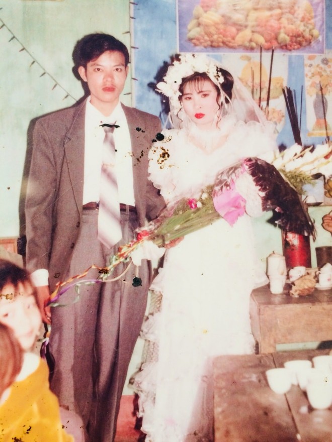 Ảnh cưới phong cách thập niên 1990 để 'con cùng dự đám cưới'