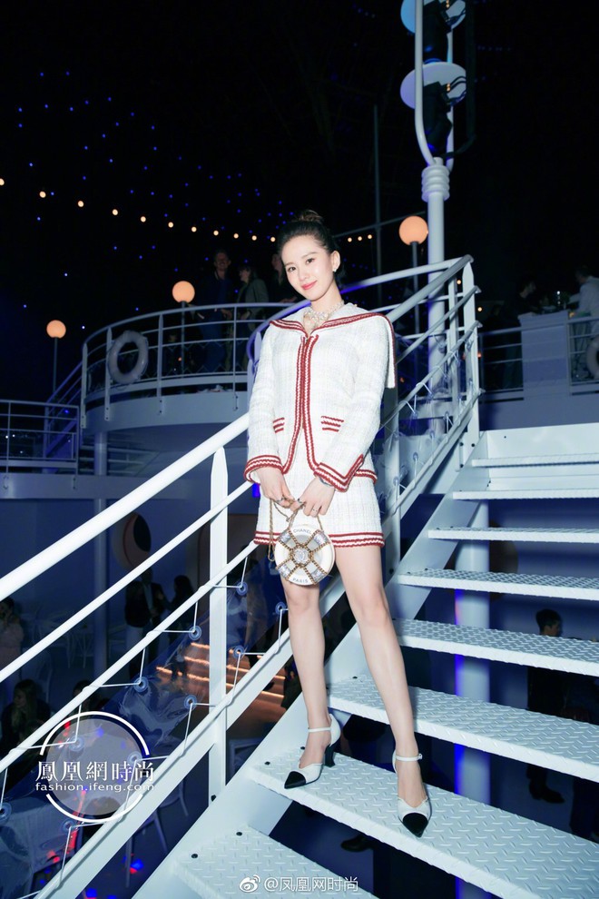 Đặt một du thuyền chiễm chệ trên sàn runway, Chanel chưa bao giờ làm người hâm mộ hết bất ngờ  - Ảnh 6.