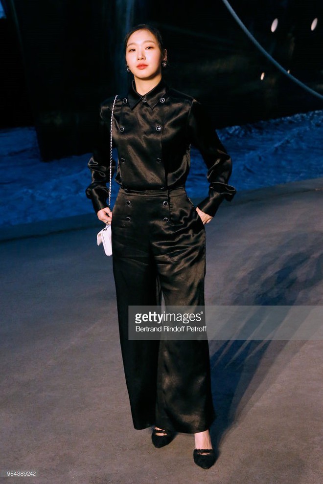 Đặt một du thuyền chiễm chệ tr&ecirc;n s&agrave;n runway, Chanel chưa bao giờ l&agrave;m người h&acirc;m mộ hết bất ngờ  - Ảnh 7.