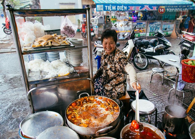 Chủ quán nói gì trước hình ảnh được cho là Trường Giang - Nhã Phương tái hợp cùng đi ăn vào chiều qua? - Ảnh 2.