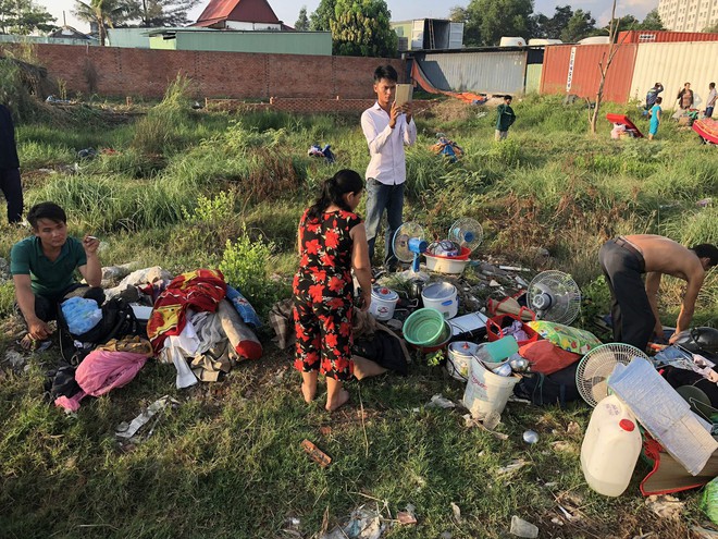 Cháy 50 lán trọ công nhân lúc sáng sớm, hàng trăm người khóc lóc ôm của tháo chạy - Ảnh 4.