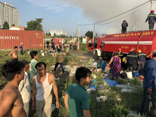 Cháy 50 lán trọ công nhân lúc sáng sớm, hàng trăm người khóc lóc ôm của tháo chạy - Ảnh 2.