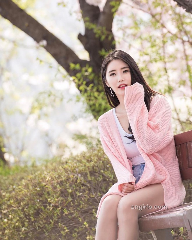 Nhan sắc lai giữa Suzy và Hani, mẫu nữ xe hơi xứ Hàn sốt xình xịch tại Trung với vòng một đốt mắt - Ảnh 22.